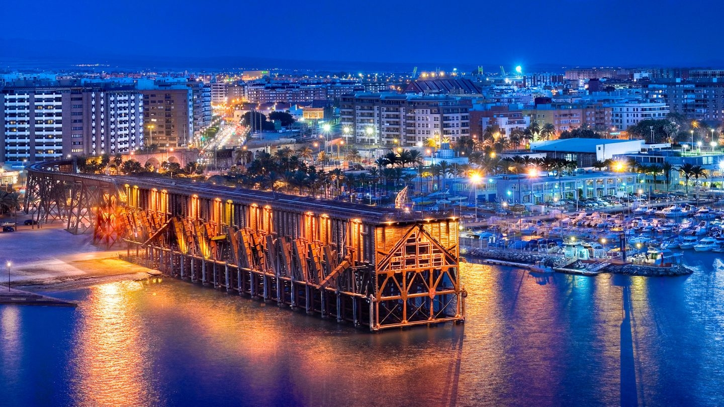 Puerto de la ciudad de Almería, donde se realizó el II Encuentro de Biotecnología de Andalucía en 2023.